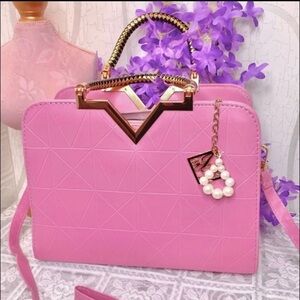 🎀 Pink Geometric Print Convertible Crossbody Bag 🎀 Gold & Pearl Dangling Accent